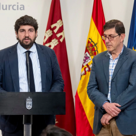 El presidente de Murcia, Fernando López Miras junto con el consejero de Salud, Manuel Villegas. / MARCIAL GUILLÉN - EFE.