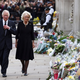 El rey Carlos III y la reina consorte Camila, frente al Palacio de Buckingham tras la muerte de Isabel II.- Henry Nicholls / Reuters