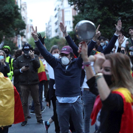 GRAF5174. MADRID, 13/05/2020.- Vecinos del madrileño barrio de Salamanca participan en una protesta contra el Gobierno por su gestión en la crisis del coronavirus, este miércoles en Madrid. EFE/ Rodrigo Jiménez