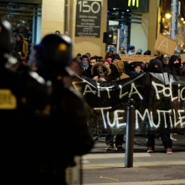 Gendarmes franceses toman posiciones ante una protesta contra la violencia policial. - AFP