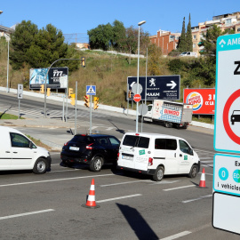 Imatge d'un senyal de la ZBE instal·lat al ramal de la sortida 14 de la Ronda de Dalt, a l'Hospitalet de Llobregat, el 23 de desembre de 2019. ACN