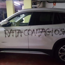 Pintada en el coche de una médica. EFE