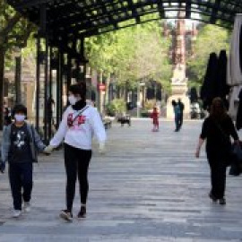 La sortida dels infants omple places i carrers amb aglomeracions puntuals