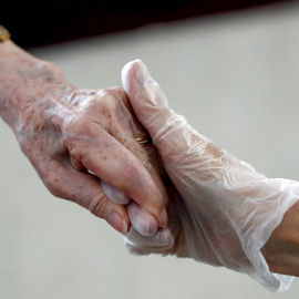 Marisa recibe la visita de su hija Cristina en la residencia Orpea Aravaca de Madrid, este lunes durante el primer día de la fase 2 en la comunidad en la que se permiten las visitas de familiares a residencias de ancianos. EFE/Mariscal