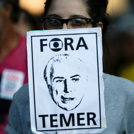 Una mujer protesta contra el presidente brasileño Michel Temer en Manao, Brasil. REUTERS/Brune Kelly