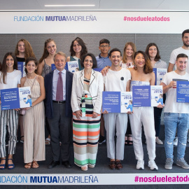 Entrega de los Premios 'Nos duele a todos' en 2019 con la antigua delegada del Gobierno para la violencia de género, Rebeca Palomo, y el director general de la Fundación Mutua Madrileña, Lorenzo Cooklin.