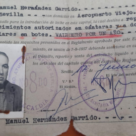 Foto del carné de lechero de Manuel Hernández durante la dictadura. / ARCHIVO ANTONIO RAGEL