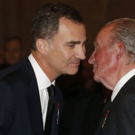 Letizia, Felipe VI y el rey emérito Juan Carlos I, en una foto de archivo. / EFE