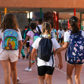 Tres niñas regresan al colegio en el primer día de comienzo del curso escolar, a 7 de septiembre de 2022, en Madrid (España). -Marta Fernández / Europa Press