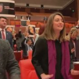 Una veintena de diputadas entonan el himno 'El violador eres tú' en el Parlamento turco