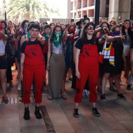 En la imagen, el colectivo feminista Las Tesis,(i-d) Paula Stagne, Dafne Valdés, Sibila Sotomayor y Lea Cáceres. / EFE