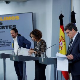 El vicepresidente segundo, Pablo Iglesias (i), la ministra de Hacienda y portavoz del Gobierno, María Jesús Montero (c), yel ministro de Inclusión, Seguridad Social y Migraciones, José Luis Escrivá (d), durante  la rueda de prensa tras el Consejo de 