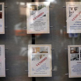 Carteles mostrando las propiedades vendidas en una agencia inmobiliaria en Madrid REUTERS/Susana Vera