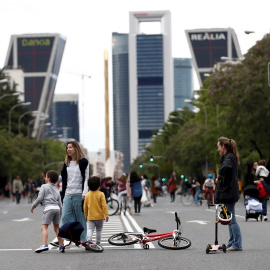 Dos mujeres pasean con sus hijos por el Paseo de la Castellana. /EFE