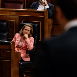 La vicepresidenta de Asuntos Económicos, Nadia Calviño, atiende a una pregunta durante la sesión de Control al Gobierno celebrada en el Congreso de los Diputados. E.P./Dani Duch / Pool