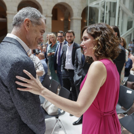  La presidenta de la Comunidad de Madrid, Isabel Díaz Ayuso saluda al director de la Oficina del Español, Toni Cantó durante la presentación de Hispanidad 2022, este miércoles en la Real Casa de Correos, en Madrid. EFE/ Emilio Naranjo