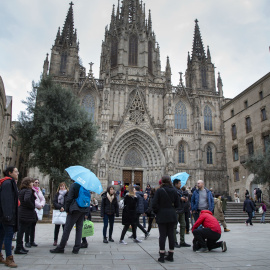 Las plazas céntricas de las ciudades turísticas suelen ser los puntos de encuentro de los grupos que realizan visitas guiadas con los 'free tour'.  - ORIOL DAVIU CASTILLA (Fotomovimiento)