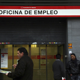 Puerta de una oficina española de empleo del SEPE.- Reuters