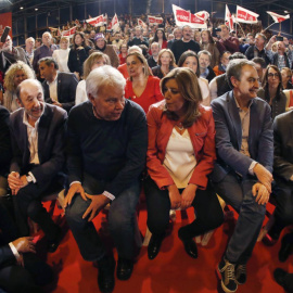 Susana Díaz, con Alfredo Pérez Rubalcaba, Felipe González, José Luis Rodríguez Zapatero, Alfonso Guerra y varios barones socialistas el pasado 25 de marzo, en la presentación en Madrid de la candidatura de dirigente andaluza a las primarias del PSOE