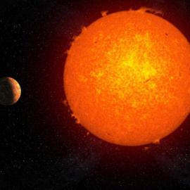 Representación artística del exoplaneta rocoso Próxima b orbitando su estrella, Próxima Centauri. / Gabriel Pérez Díaz, SMM (IAC)