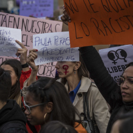 Asistentes a la manifestación feminista de Madrid lucen carteles con nombres de mujeres víctimas de la violencia machista. JAIRO VARGAS