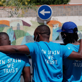 Miembros de la Asociación Aquarius Supervivientes 2018 tras presentar, coincidiendo con el segundo aniversario de la llegada del buque con 630 inmigrantes al puerto de València, el balance de su situación y anuncia un acto reivindicativo para el sábad