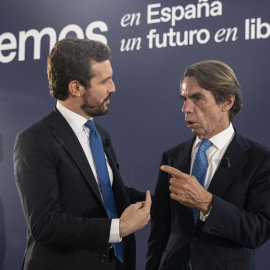 El presidente del PP, Pablo Casado (d), y del expresidente del Gobierno José María Aznar (i), en la Convención Nacional del PP, en septiembre de 2021 en Sevilla. E.P./María José López