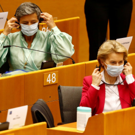 La presidenta de la Comisión Europea, Ursula von der Leyen (delante), y la vicepresidenta y comisaria de Competencia, Margrethe Vestager (detrás), ambas con mascarillas durante el pleno del Parlamento Europeo en el que el Ejecutivo comunitario ha presen