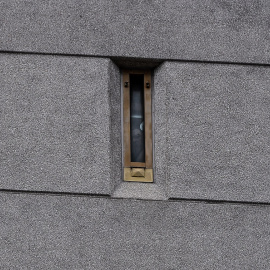 12/06/2020 -Un prisionero mira por la ventana de la cárcel mientras los manifestantes por el asesinato de  George Floyd se reúnen frente al centro de detención federal en el centro de Miami. / AFP -CHANDAN KHANNA