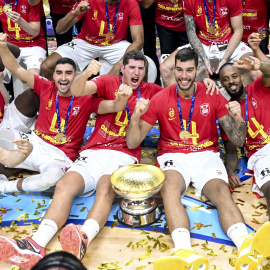  Los jugadores de la selección española posan para fotografías mientras celebran con el trofeo tras ganar el partido final de baloncesto FIBA EuroBasket 2022 entre España y Francia en Berlín, Alemania, el 18 de septiembre de 2022. (Baloncesto, Franci