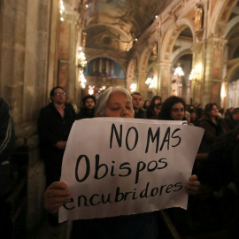 Una manifestante sostiene una pancarta contra la pederastia en la Iglesia. REUTERS