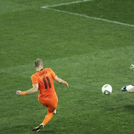  Iker Casillas ante el jugador holandés Robben en la final del Mundial de Fútbol de 2010