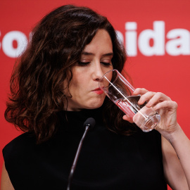  La presidenta de la Comunidad de Madrid, Isabel Díaz Ayuso, bebe agua durante una rueda de prensa después de la reunión del Consejo de Gobierno, en la Real Casa de Correos, a 30 de noviembre de 2022, en Madrid (España).- EUROPA PRESS