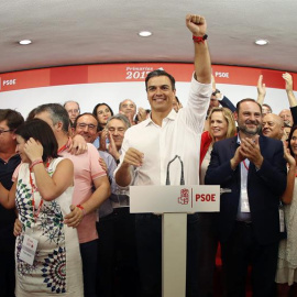 El vencedor de las primarias socialistas, Pedro Sánchez, compareciendo este domingo en Ferraz. /EFE