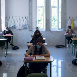 Alumnos de segundo de bachillerato asisten a clase para preparar las pruebas de acceso a la Universidad. EFE/ Brais Lorenzo