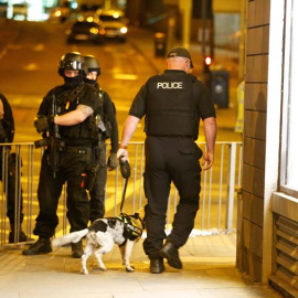 Varios policías de Manchester vigilan las calles aledañas a la zona donde se produjo la explosión. | EFE