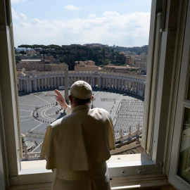 El papa Francisco se asoma a una vacía plaza del Vaticano tras la celebración de la misa del ángelus este pasado domingo./ Reuters