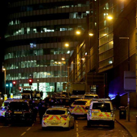 Varios coches de la Policía británica estacionados frente al Manchester Arena. | REUTERS