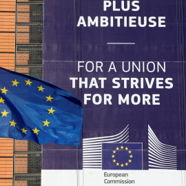 Una bandera de la UE en el exterior de la sede de la Comisión Europea en Bruselas.. REUTERS/Yves Herman