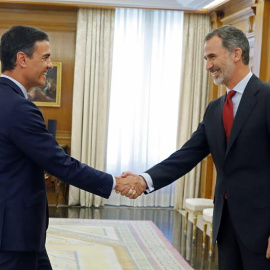 El rey Felipe VI saluda al líder del Partido Socialista PSOE, Pedro Sánchez, en el Palacio de la Zarzuela. - EFE