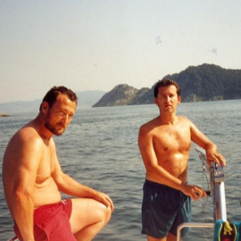 Feijóo con el contrabandista Marcial Dorado durante el verano de 1995 en la ría de Vigo.