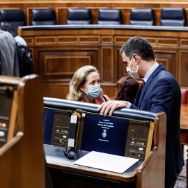 El presidente del Gobierno, Pedro Sánchez, conversa con la vicepresidenta económica, Nadia Calviño, al inicio de la última sesión de control al Ejecutivo bajo el estado de alarma, en el Congreso. E.P.