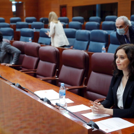 La presidenta de la Comunidad de Madrid, Isabel Díaz Ayuso, al inicio del pleno celebrado este jueves en la Asamblea de Madrid. EFE/Emilio Naranjo