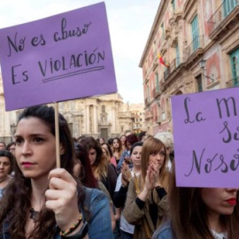 Imatge d'arxiu de manifestants que reclamaven que la condemna a La Manada es basés en violació exual i no en abús. EFE