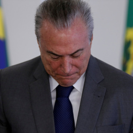 El Presidente de Brasil, Michel Tener, mira hacia abajo en una ceremonia en el palacio de Palalto, en Brasilia /REUTERS