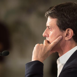 Manuel Valls durante la primera rueda de prensa que ha realizado tras las elecciones del 26-M y en la que ha ofrecido un acuerdo a Ada Colau y Jaume Collboni. (MARTA PÉREZ | EFE)