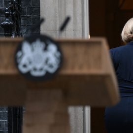  La primera ministra de Gran Bretaña, Liz Truss, regresa al número 10 de Downing Street, en el centro de Londres, el 20 de octubre de 2022 luego de una declaración para anunciar su renuncia.- Daniel LEAL / AFP