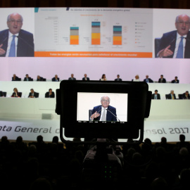 El presidente de Repsol, Antonio Brufau, durante su intervención en la junta de accionistas de la petrolera. REUTERS/Paul Hanna