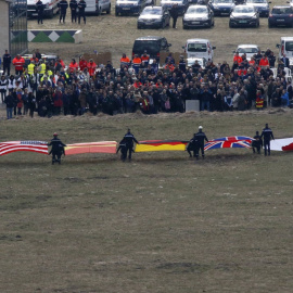 Acto de homenaje a las víctimas de Germanwings con las banderas de todas las nacionalidades de las víctimas presentes. REUTERS/Eric Gaillard