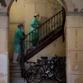 Des de l'inici de la crisi del coronavirus, les visites i atencions domiciliàries per part d'infermeria i metges del CAP del Raval han augmentat considerablement. EFE/Enric Fontcuberta